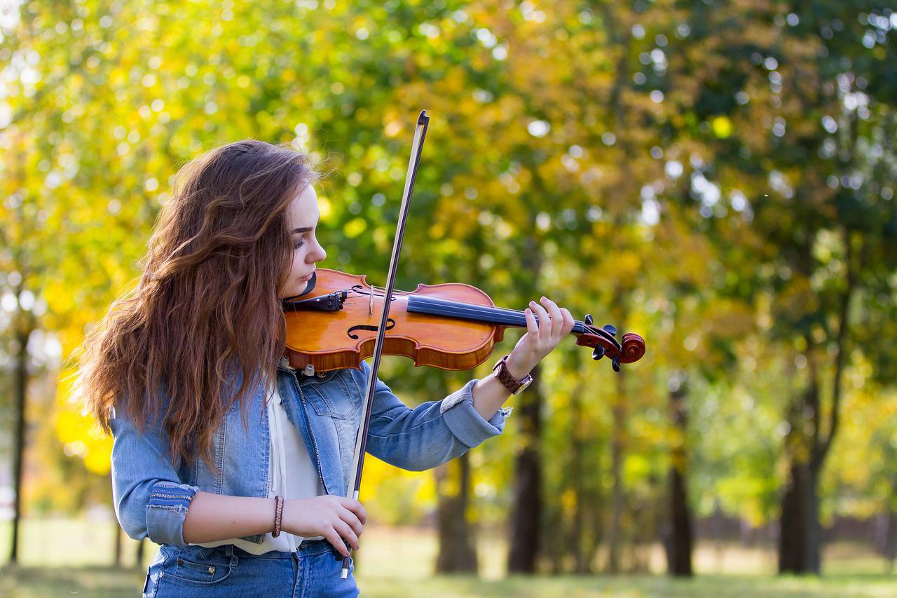 girl plays violin